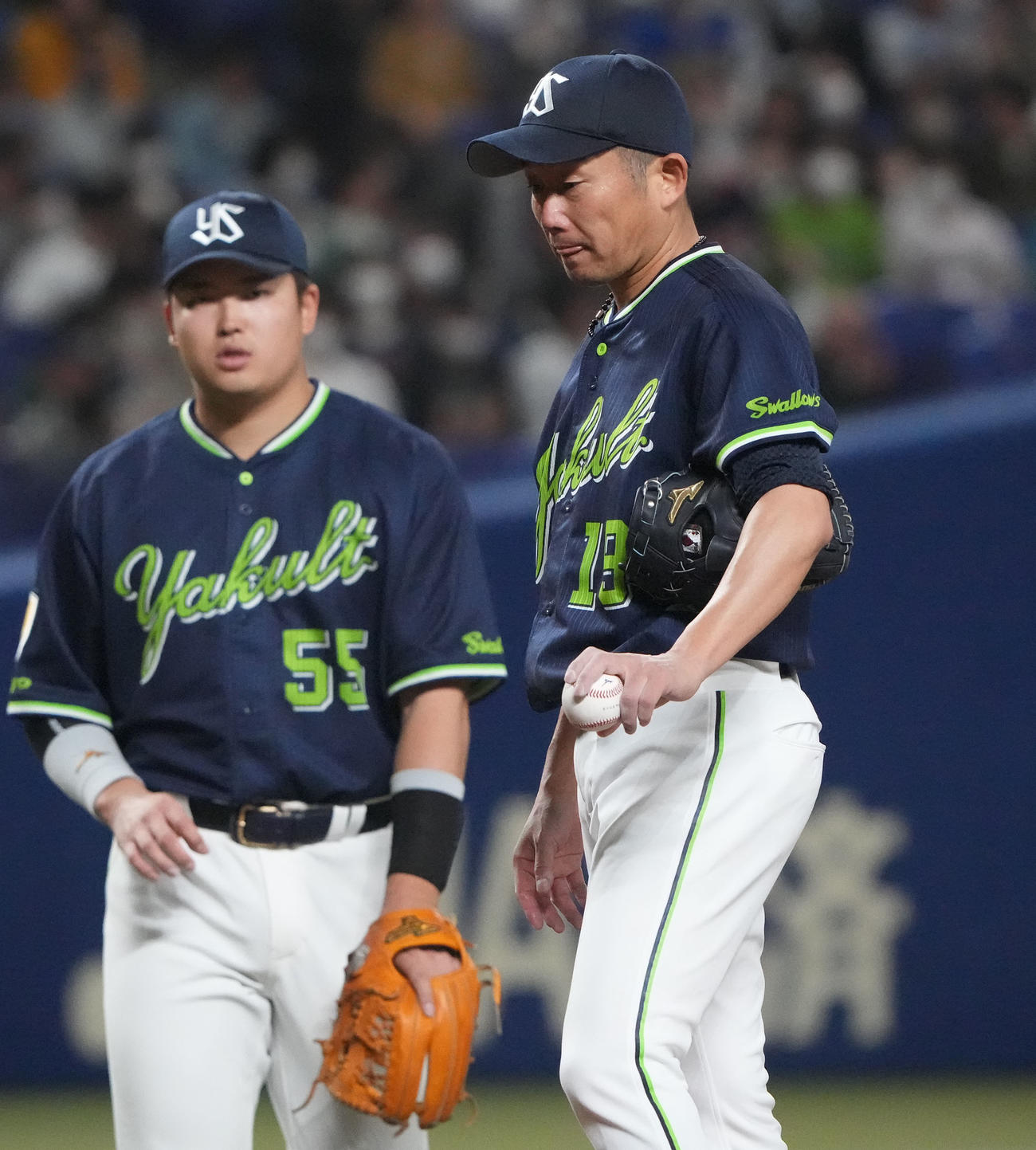 中日対ヤクルト　3回裏中日2死一塁、マウンドを降りる石川（右）（撮影・森本幸一）