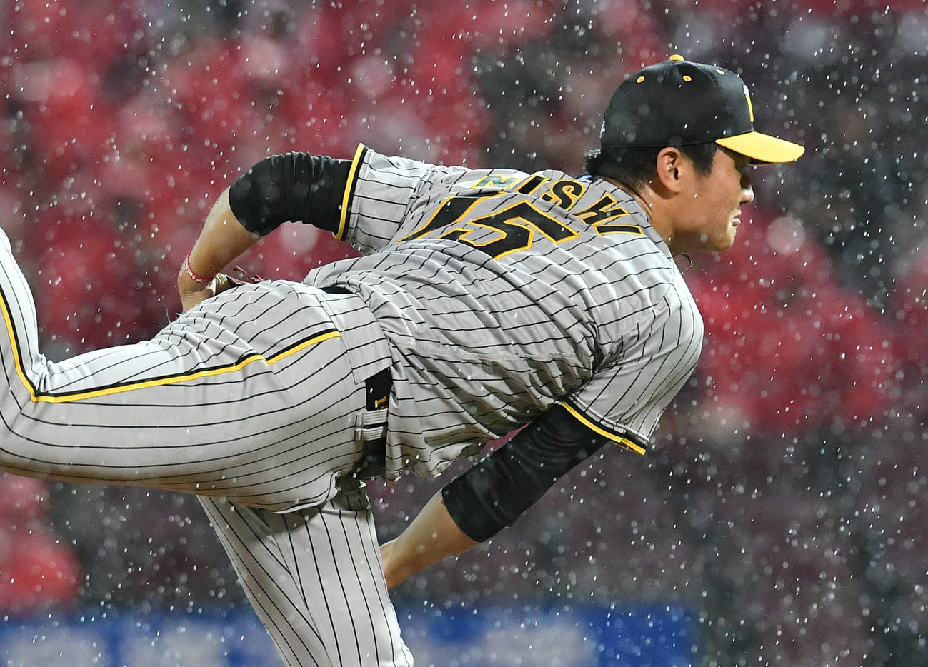 広島対阪神　雨のなか力投する阪神先発の西純（撮影・岩下翔太）