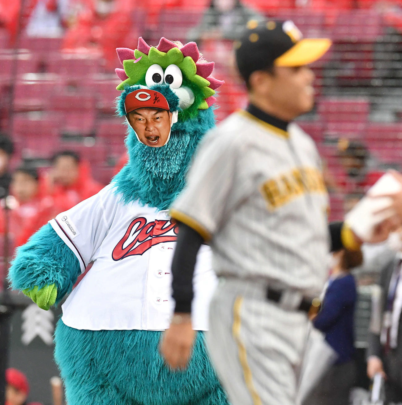 広島対阪神　新井監督のお面をつけたスラィリー、手前は岡田監督（撮影・岩下翔太）