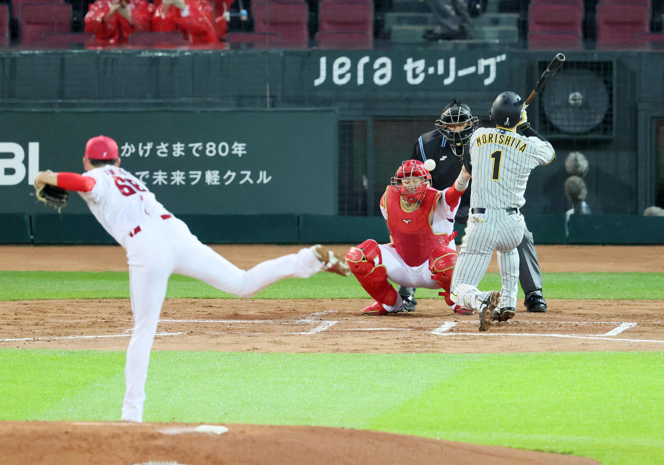 広島対阪神　2回表阪神無死、森下は死球を受ける。投手は遠藤（撮影・加藤哉）