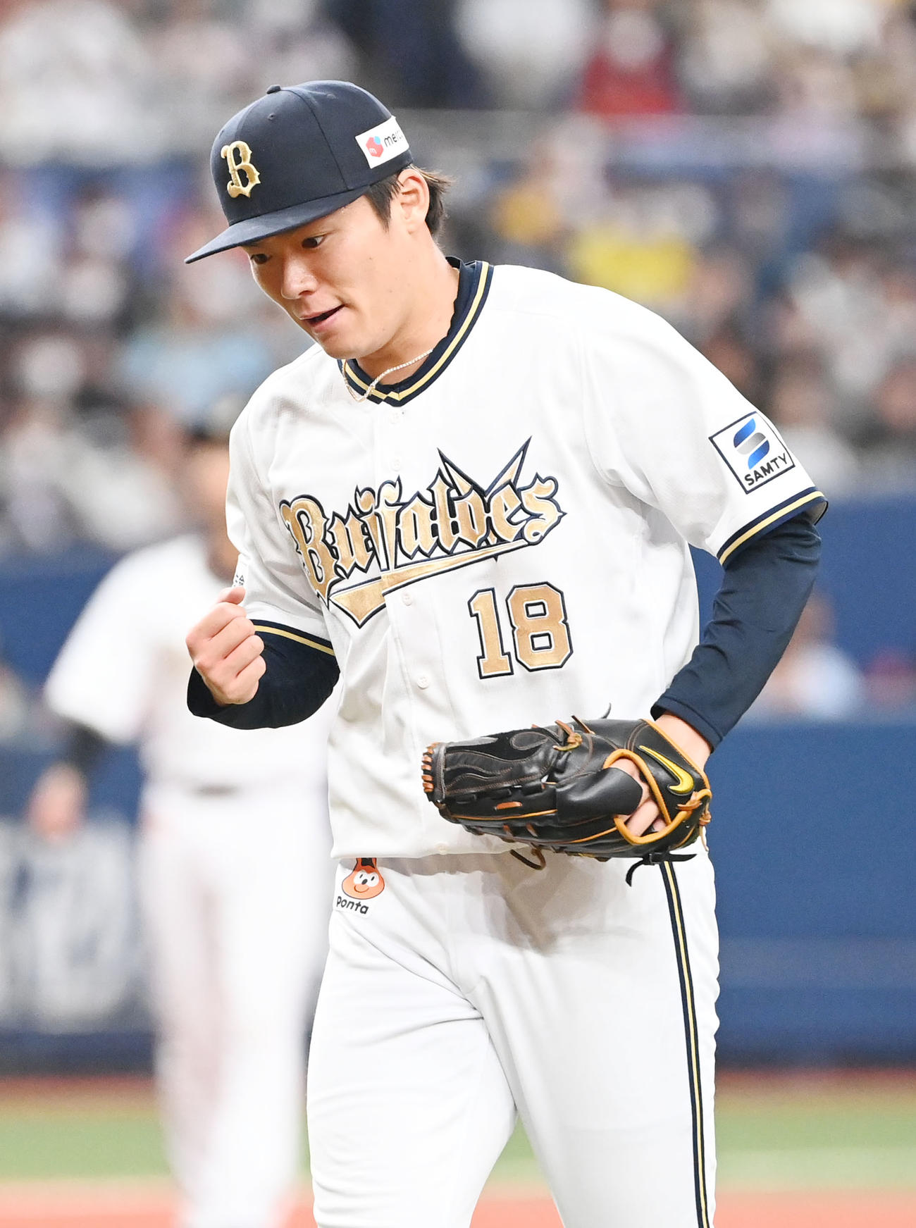 オリックス対ソフトバンク　4回表ソフトバンク2死一塁、中村晃を二ゴロに打ち取りガッツポーズする山本（撮影・和賀正仁）