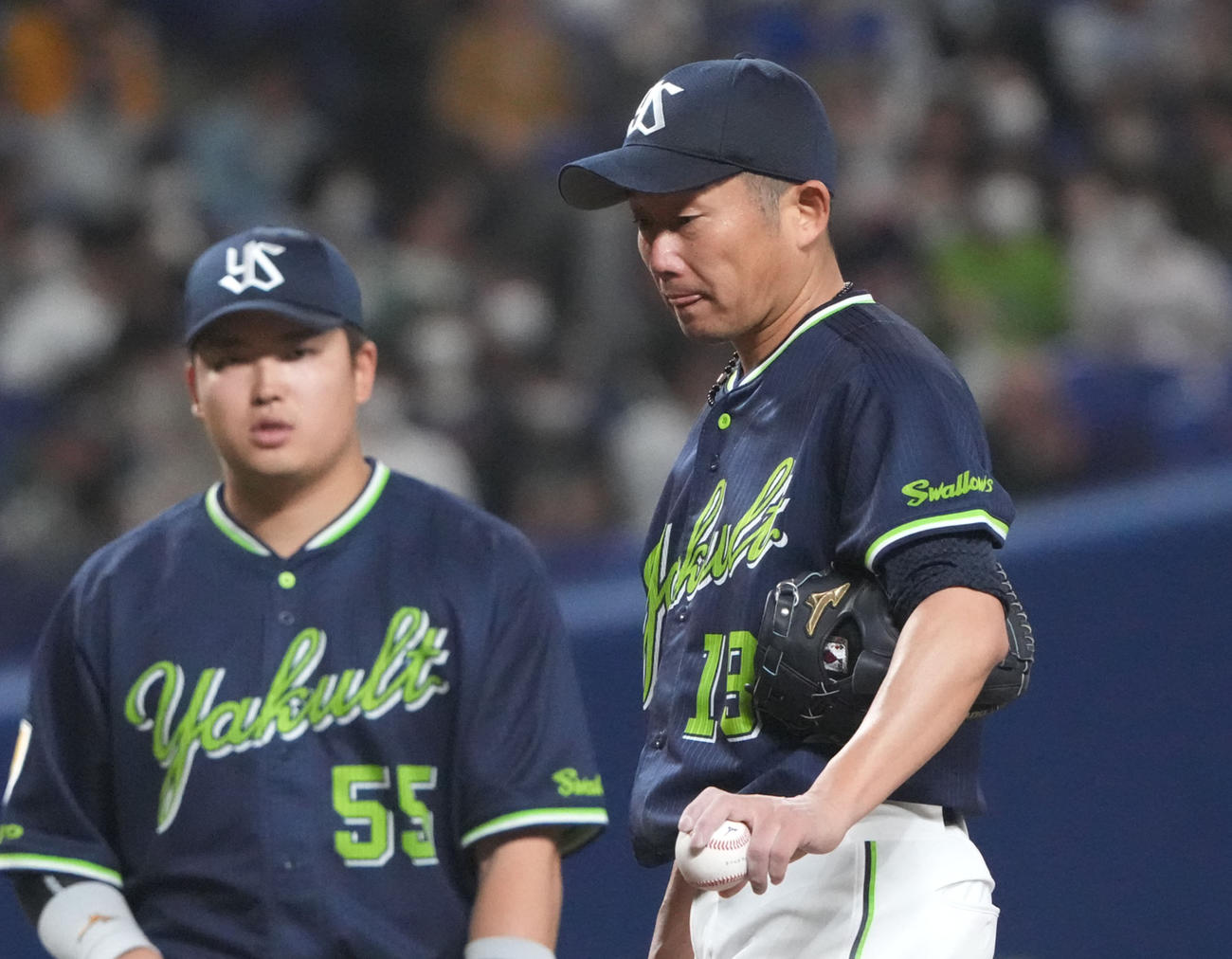 中日対ヤクルト戦　3回裏中日2死一塁、マウンドを降りる石川（右）（撮影・森本幸一）