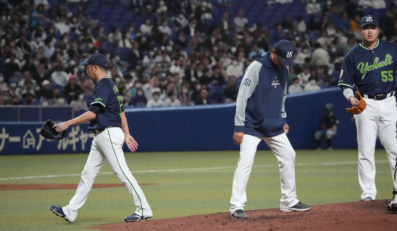 中日対ヤクルト戦　3回裏中日2死一塁、マウンドを降りる石川（左）（撮影・森本幸一）