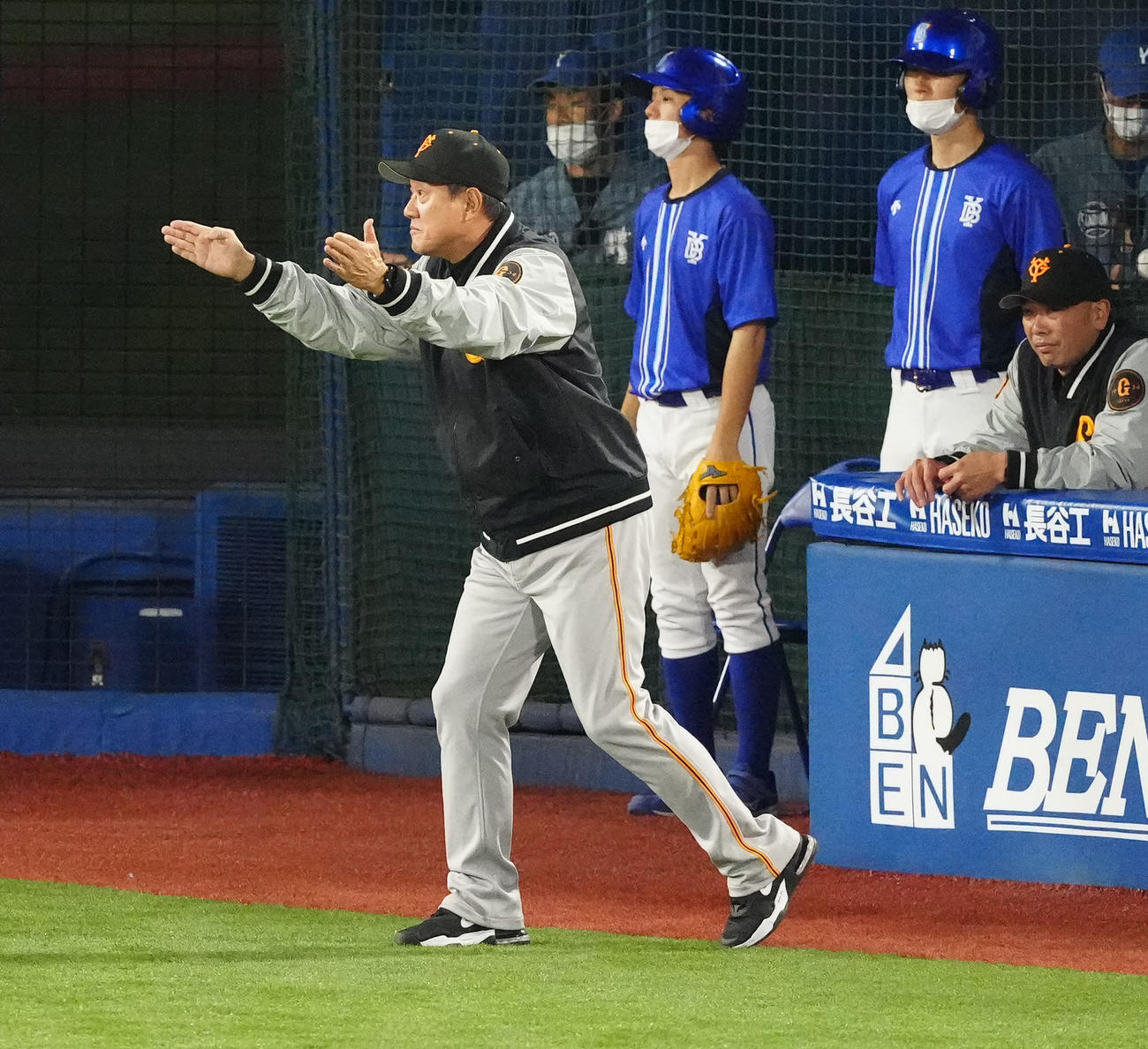 DeNA対巨人　4回裏DeNA2死、宮崎の二塁打の判定でリクエストする原監督（撮影・江口和貴）