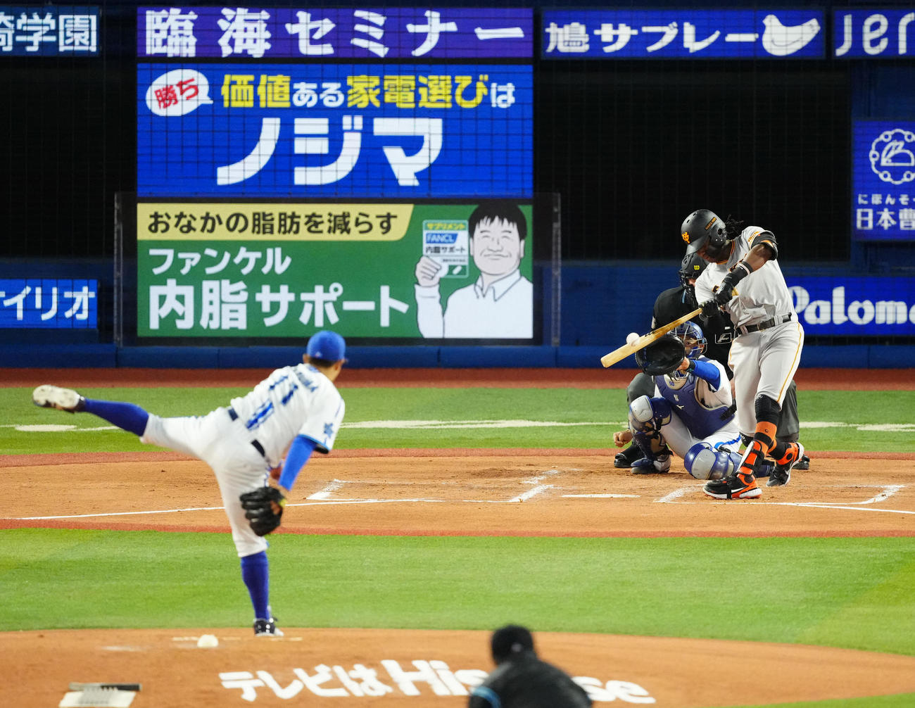 DeNA対巨人　2回表巨人1死一塁、二塁打を放つブリンソン。投手東（撮影・江口和貴）