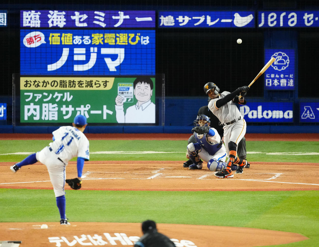 DeNA対巨人　2回表巨人1死一塁、二塁打を放つブリンソン。投手東（撮影・江口和貴）