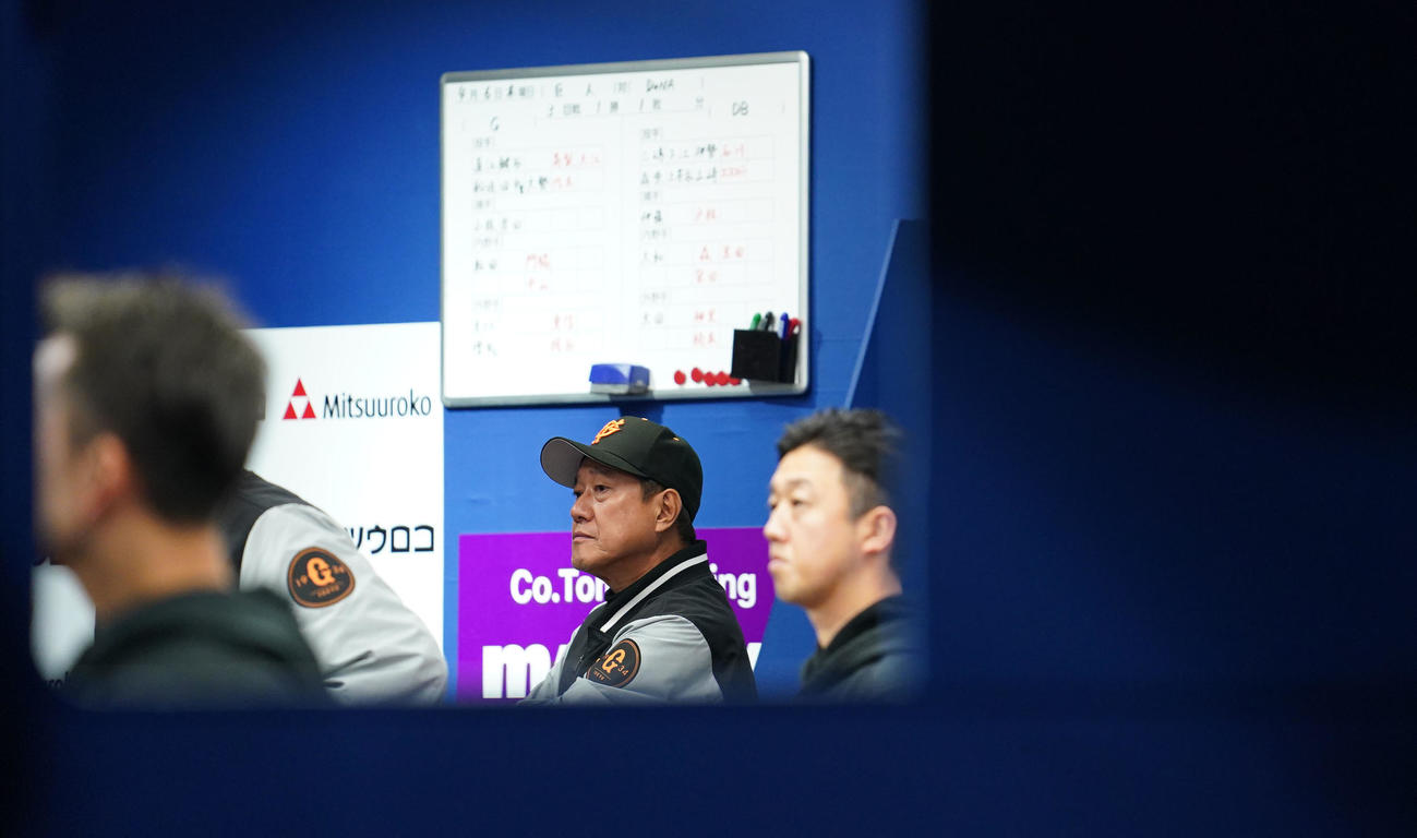 DeNA対巨人　試合を見つめる巨人原監督（中央）（撮影・横山健太）