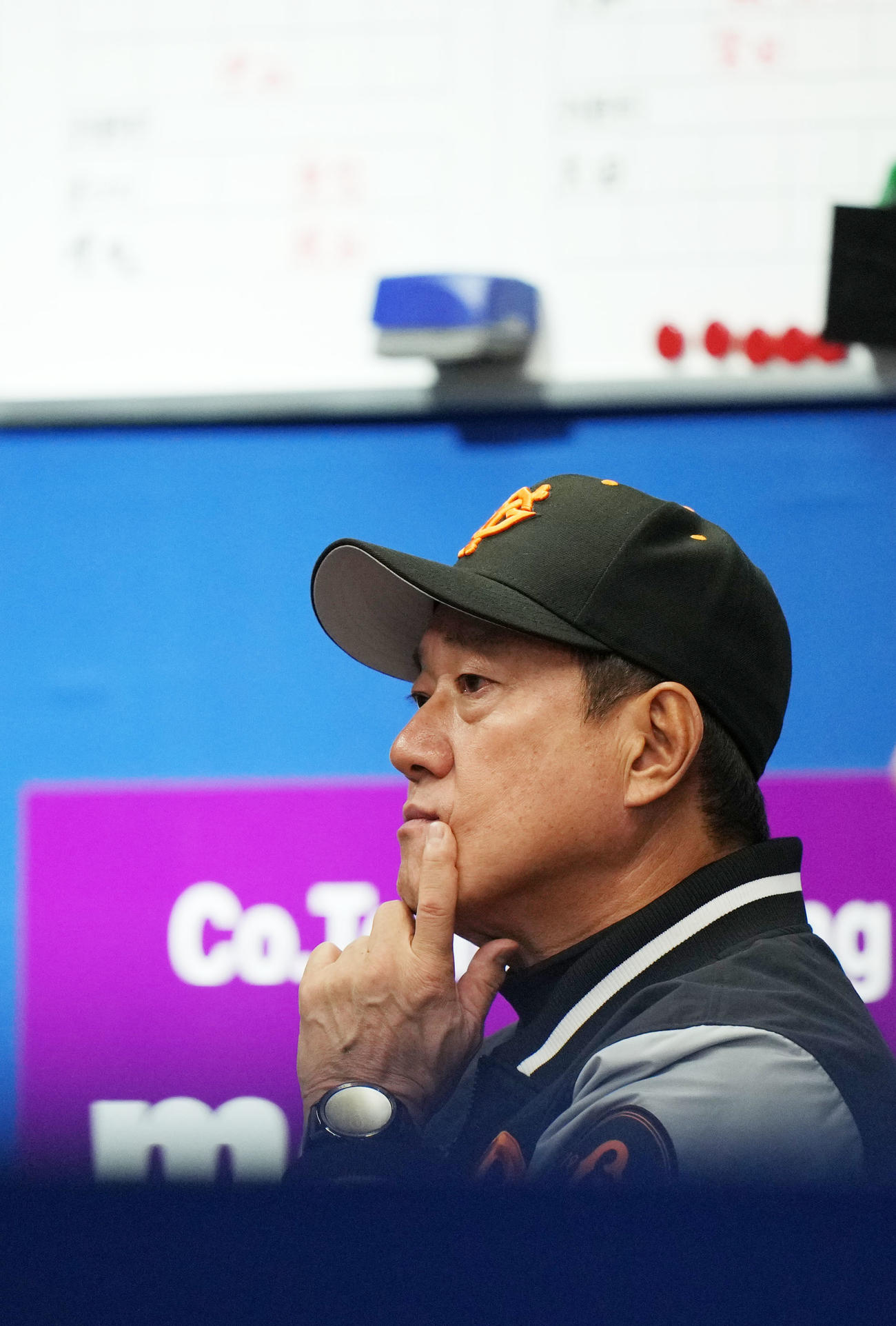 DeNA対巨人　試合を見つめる巨人原監督（撮影・横山健太）