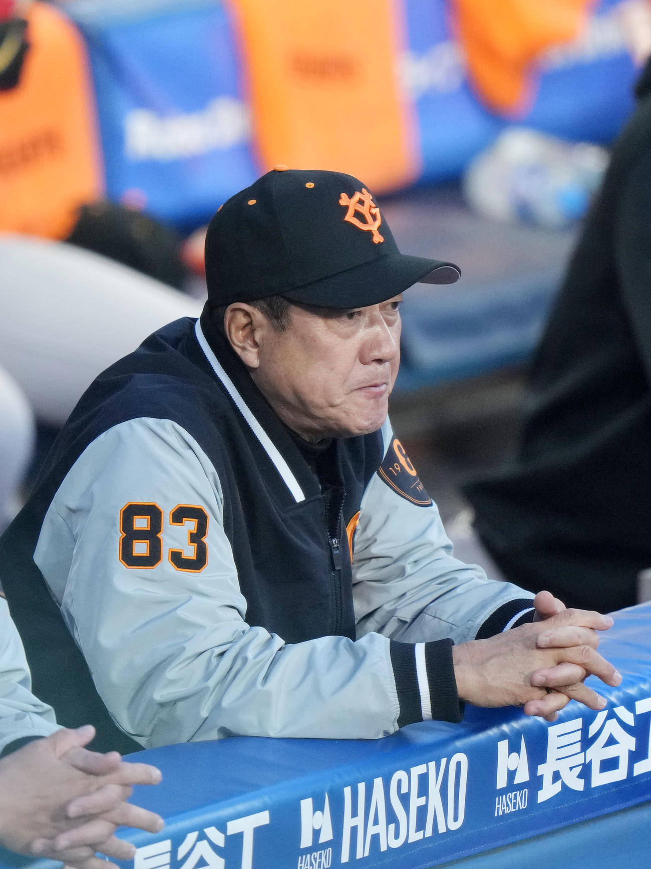 DeNA対巨人　試合を見つめる巨人原監督（撮影・横山健太）