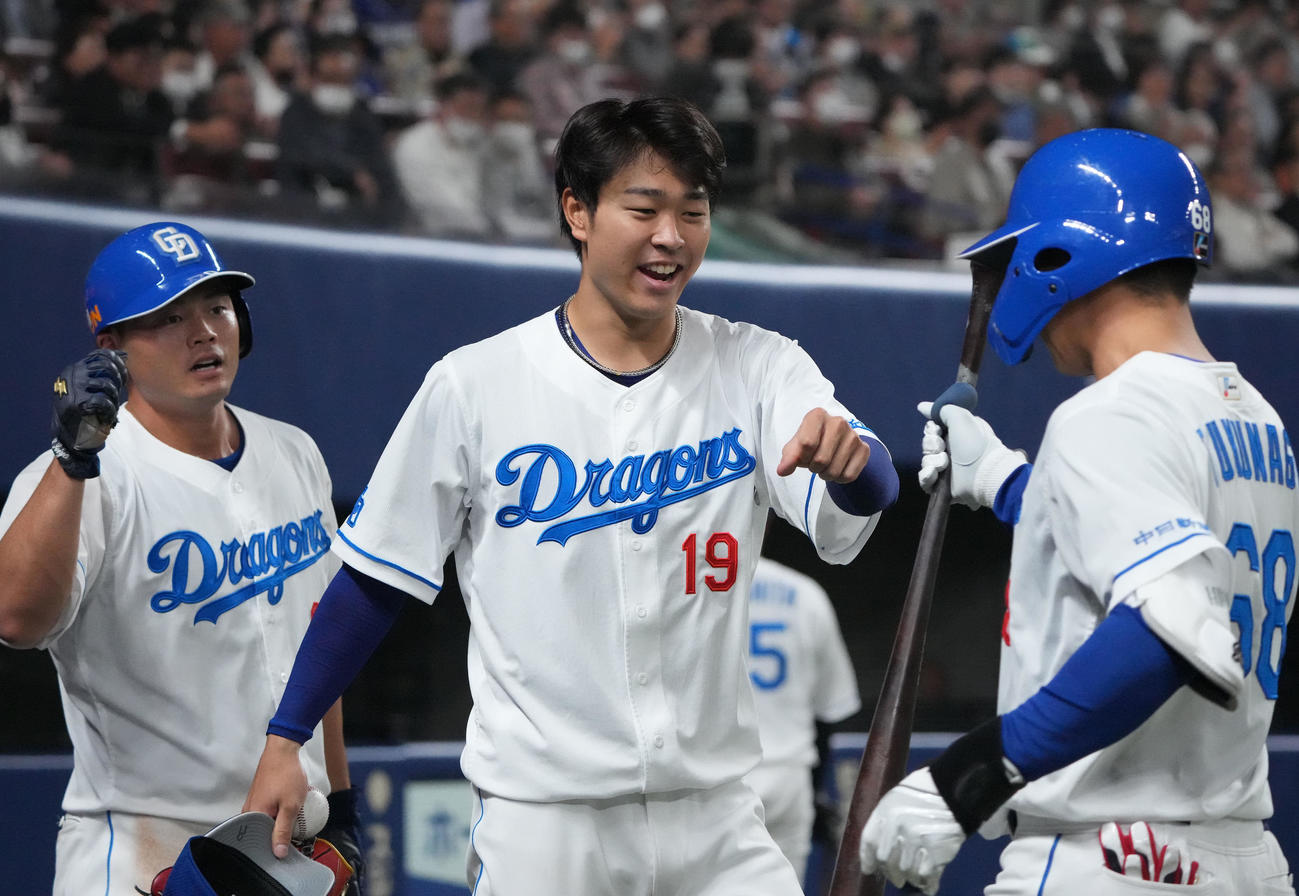 中日対ヤクルト戦　3回裏中日1死二、三塁、左犠飛を放った福永を迎える高橋宏（中央）（撮影・森本幸一）