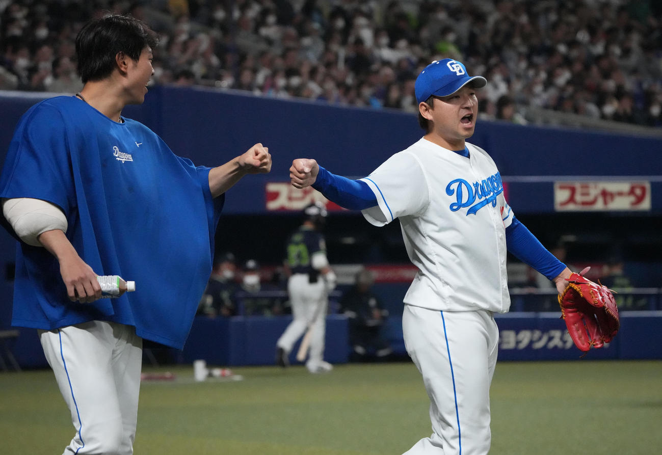 中日対ヤクルト戦　7回表ヤクルト攻撃終了、高橋宏とタッチを交わす田島（右）（撮影・森本幸一）