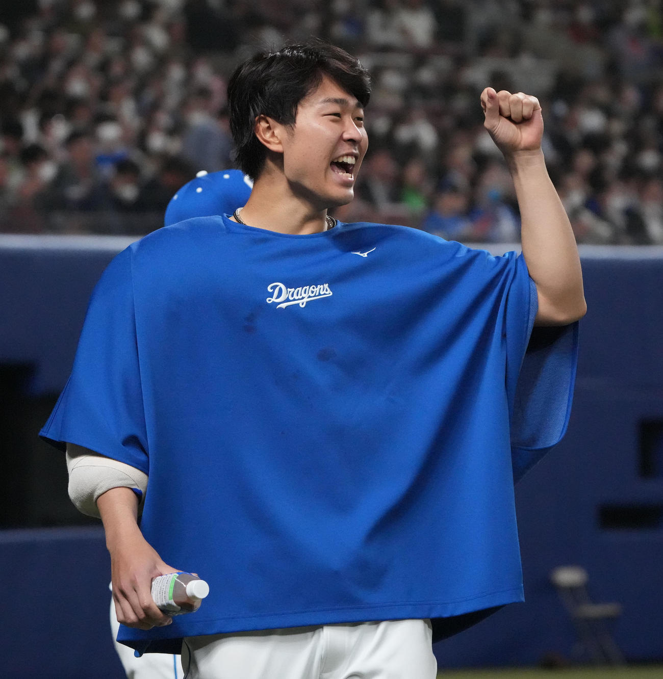 中日対ヤクルト戦　7回表ヤクルト攻撃終了、ベンチ前でナインを迎える高橋宏（撮影・森本幸一）