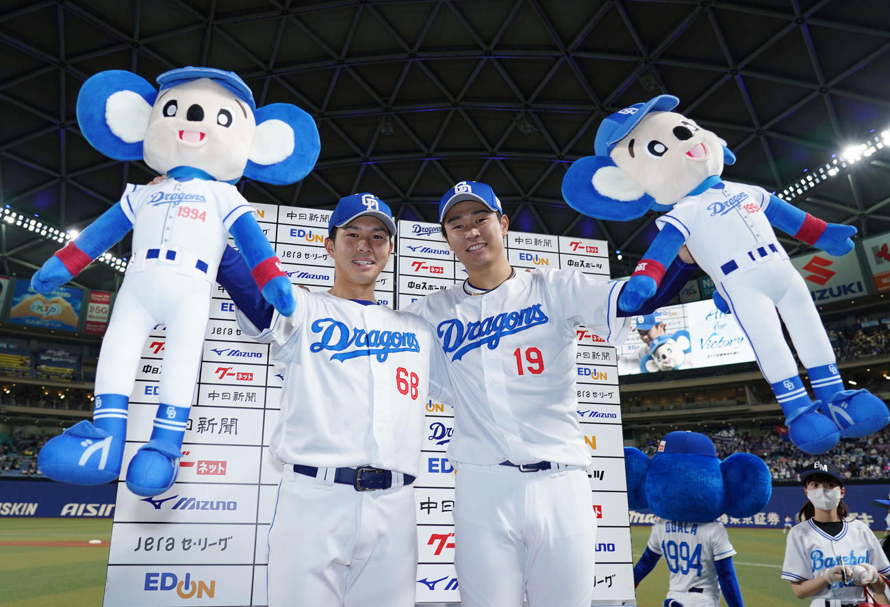 中日対ヤクルト戦　ヒーローインタビューを終えポーズを決める（左から）福永、高橋宏（撮影・森本幸一）