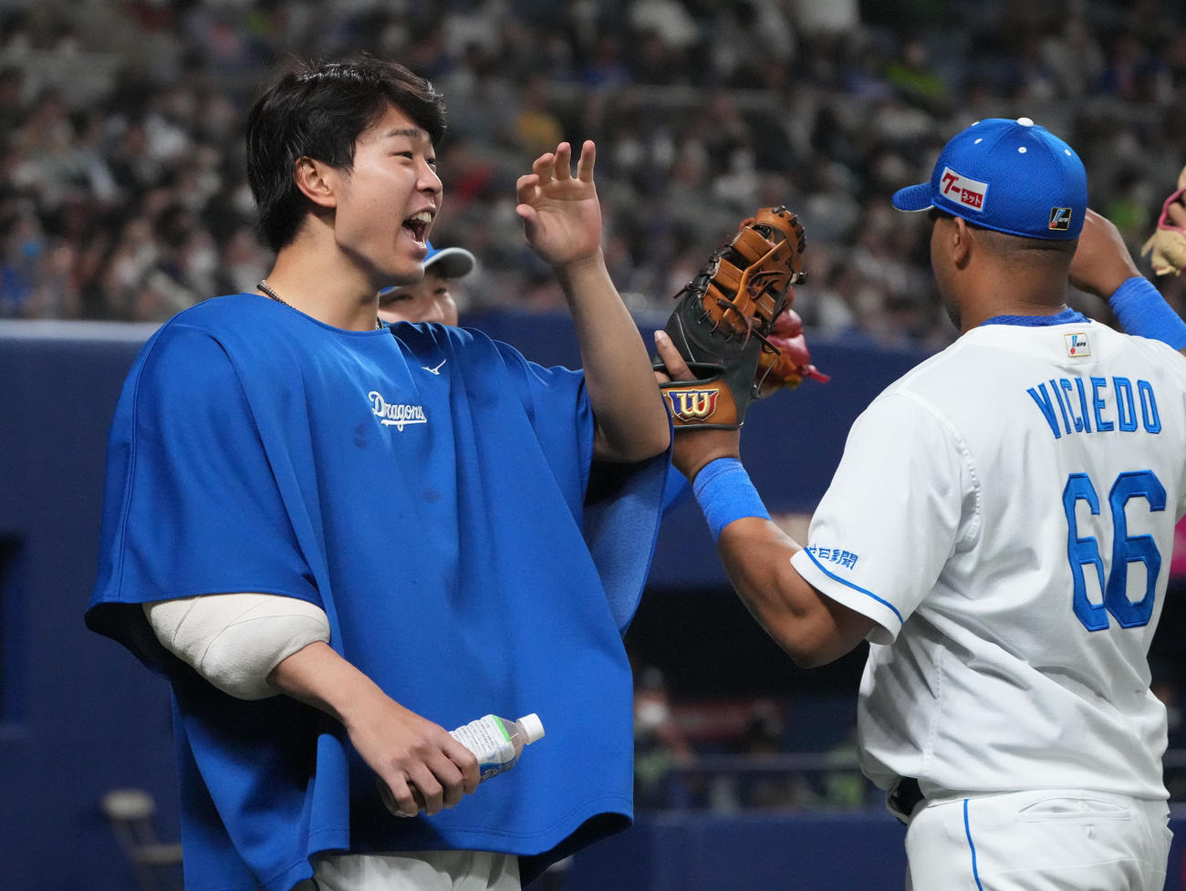 中日対ヤクルト戦　7回表ヤクルト攻撃終了、ベンチ前でナインを迎える高橋宏（左）（撮影・森本幸一）