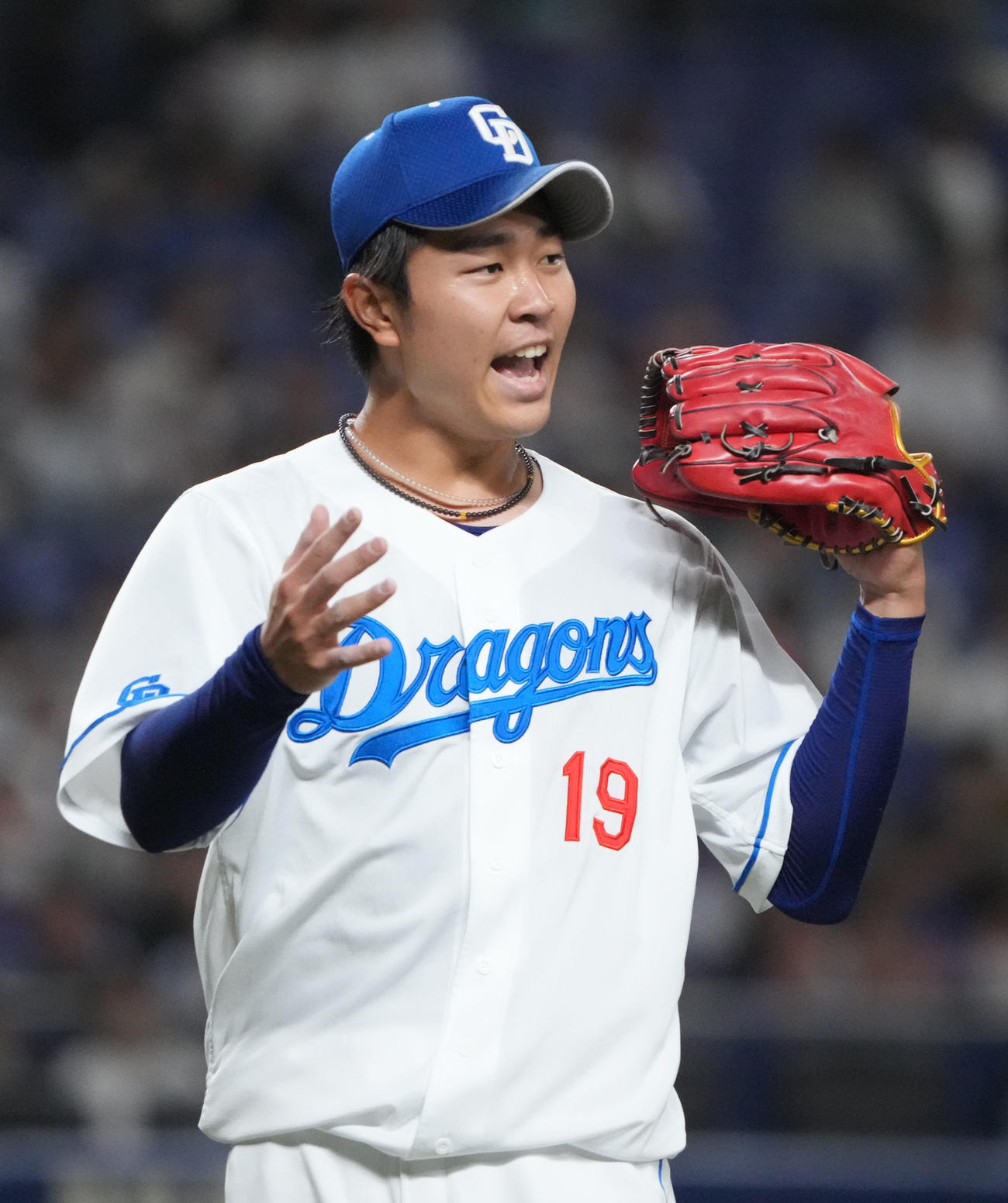 中日対ヤクルト戦　3回表ヤクルト攻撃終了、グラブを叩き味方を鼓舞しながらベンチへ戻る中日先発の高橋宏（撮影・森本幸一）