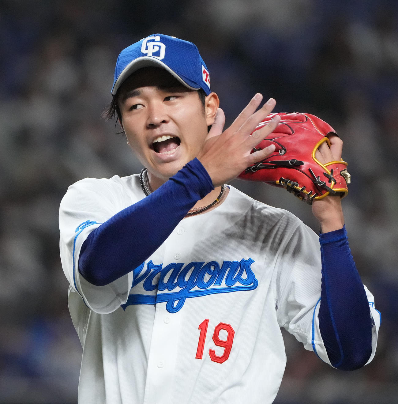中日対ヤクルト戦　3回表ヤクルト攻撃終了、グラブをたたいて味方を鼓舞しながらベンチへ戻る中日先発の高橋宏（撮影・森本幸一）
