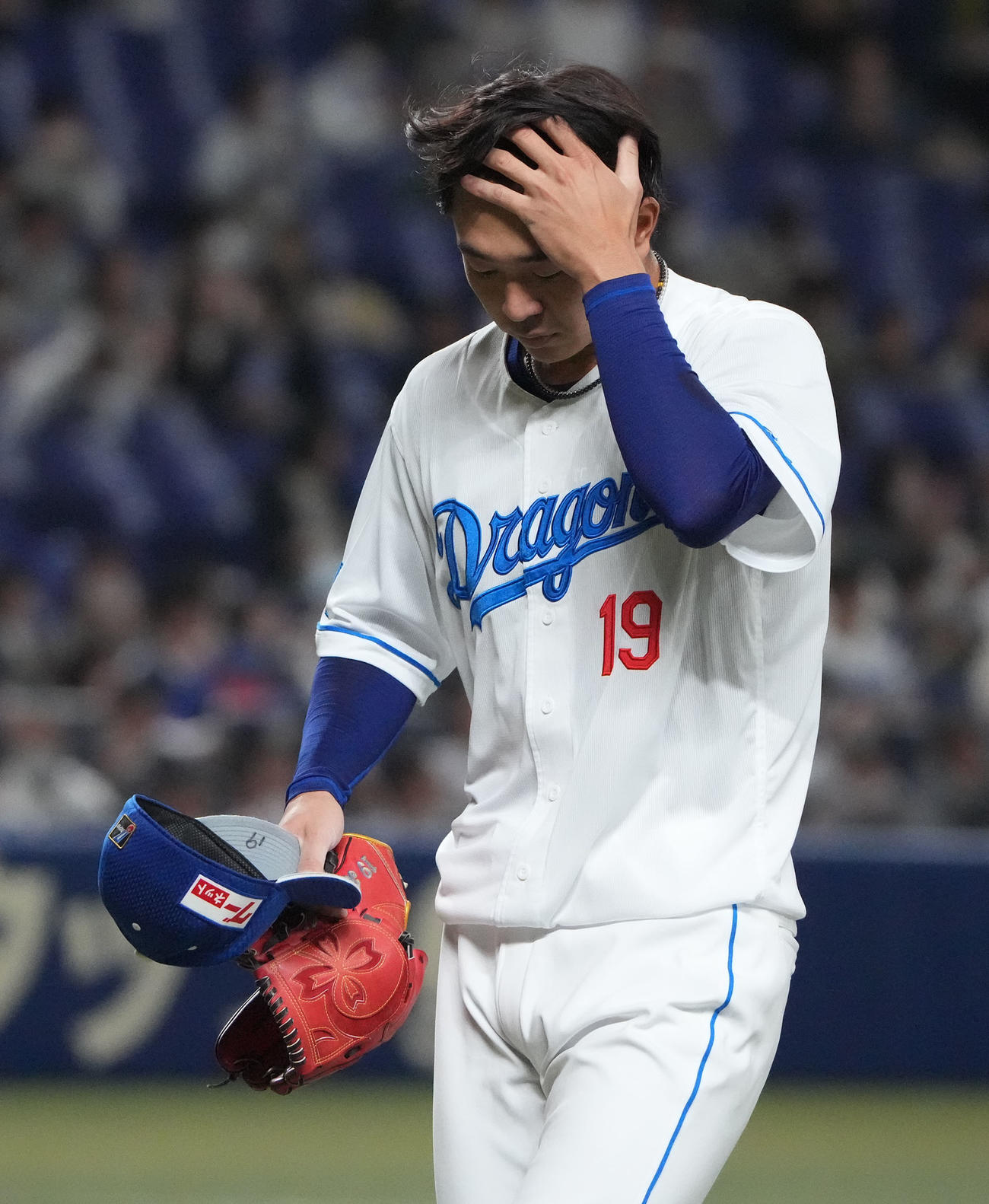 中日対ヤクルト戦　1回表ヤクルト攻撃終了、ベンチへ戻る中日先発の高橋宏（撮影・森本幸一）