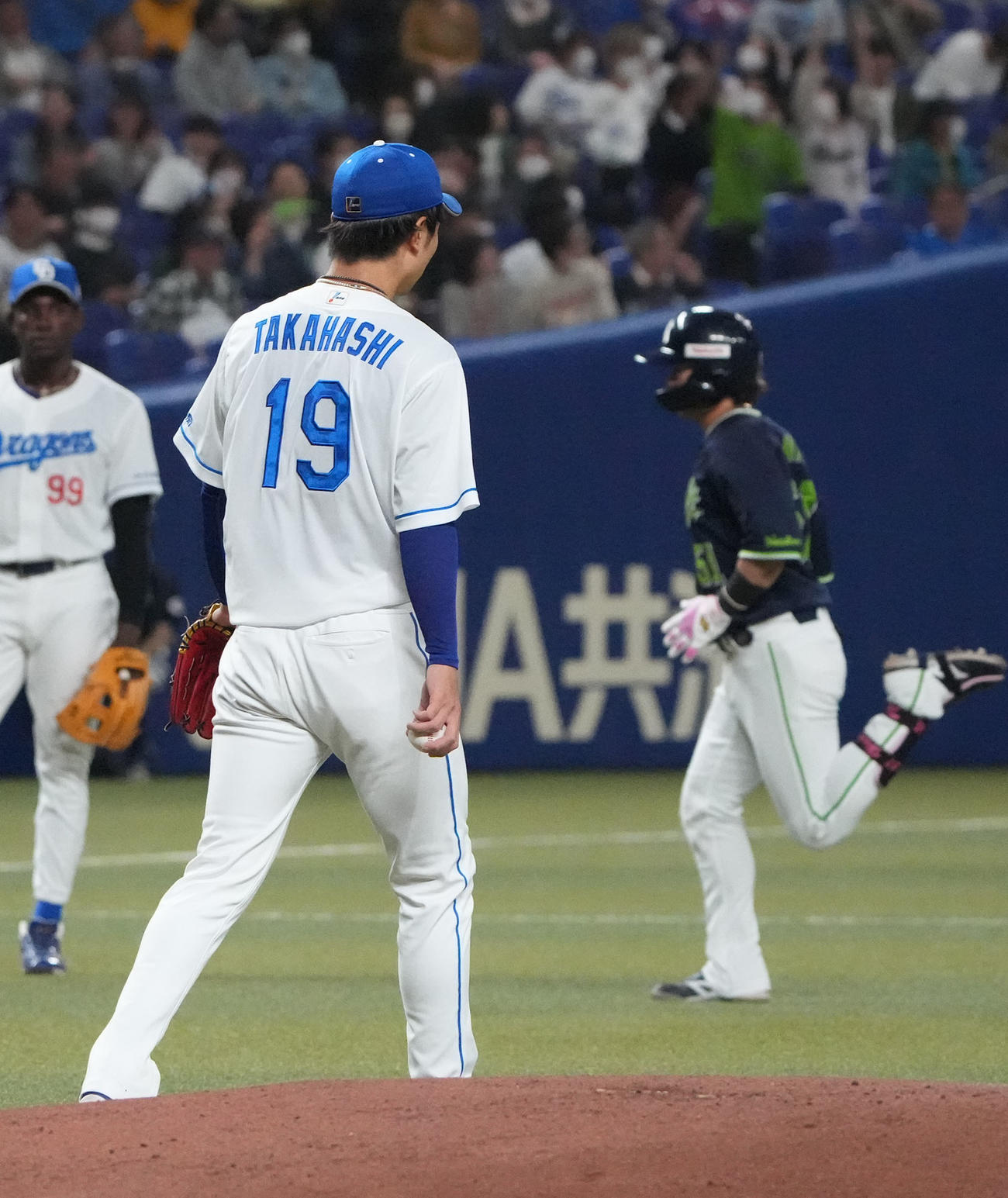 中日対ヤクルト戦　1回表ヤクルト1死、浜田に本塁打を打たれた中日先発の高橋宏（中央）（撮影・森本幸一）