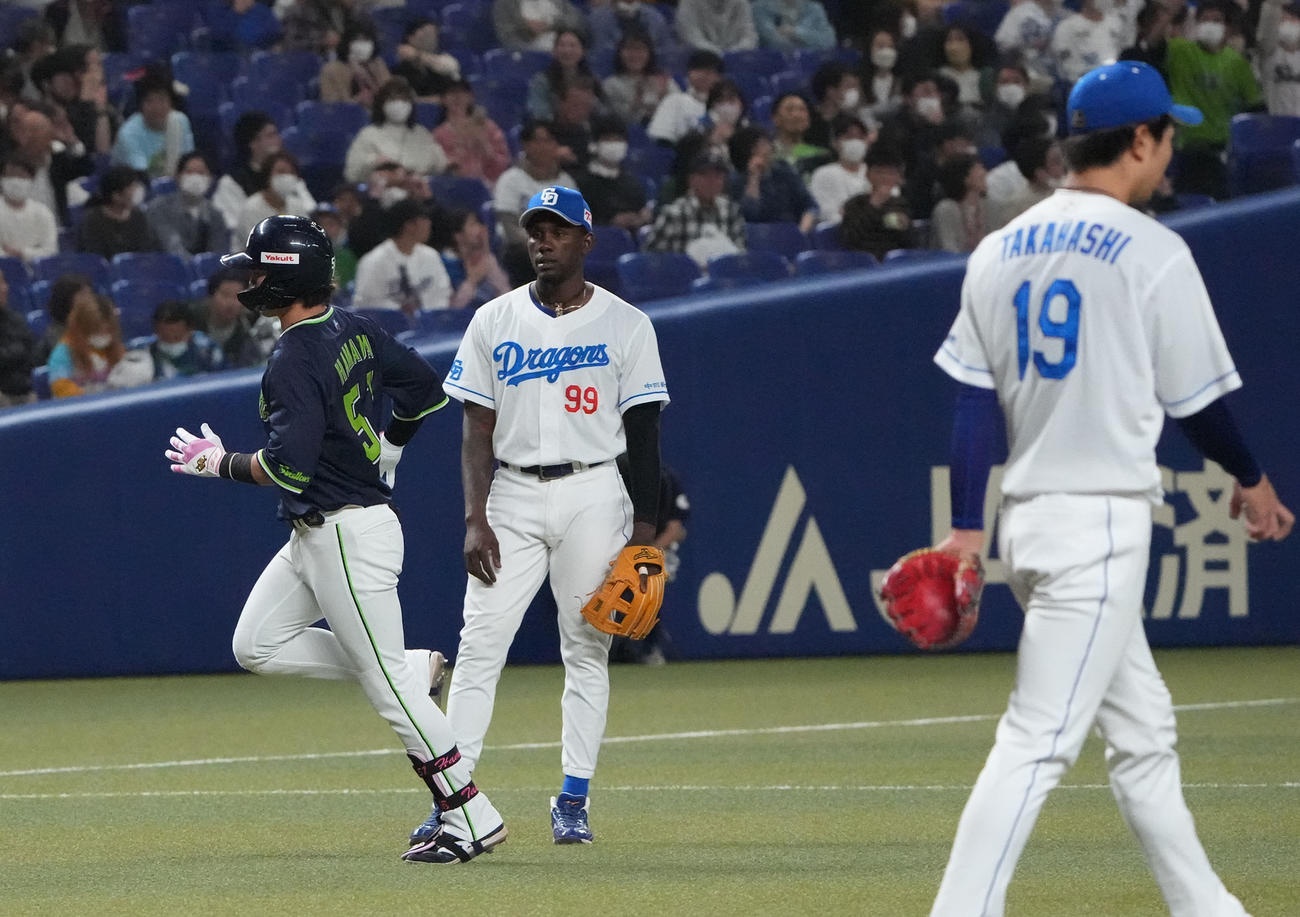 中日対ヤクルト戦　1回表ヤクルト1死、中日先発の高橋宏（右）から本塁打を放った浜田（左）（撮影・森本幸一）