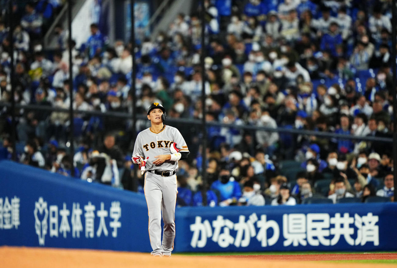 DeNA対巨人　5回表巨人1死一塁、三ゴロ併殺打に倒れ肩を落とす坂本（撮影・横山健太）