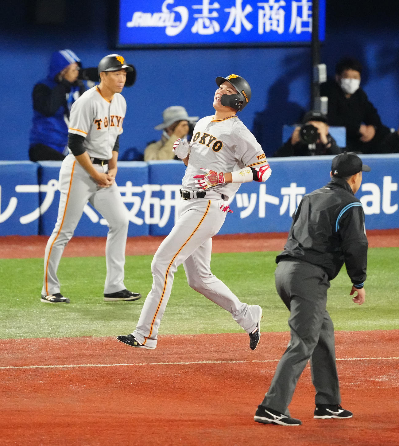 DeNA対巨人　5回表巨人1死一塁、併殺に倒れた坂本（撮影・江口和貴）