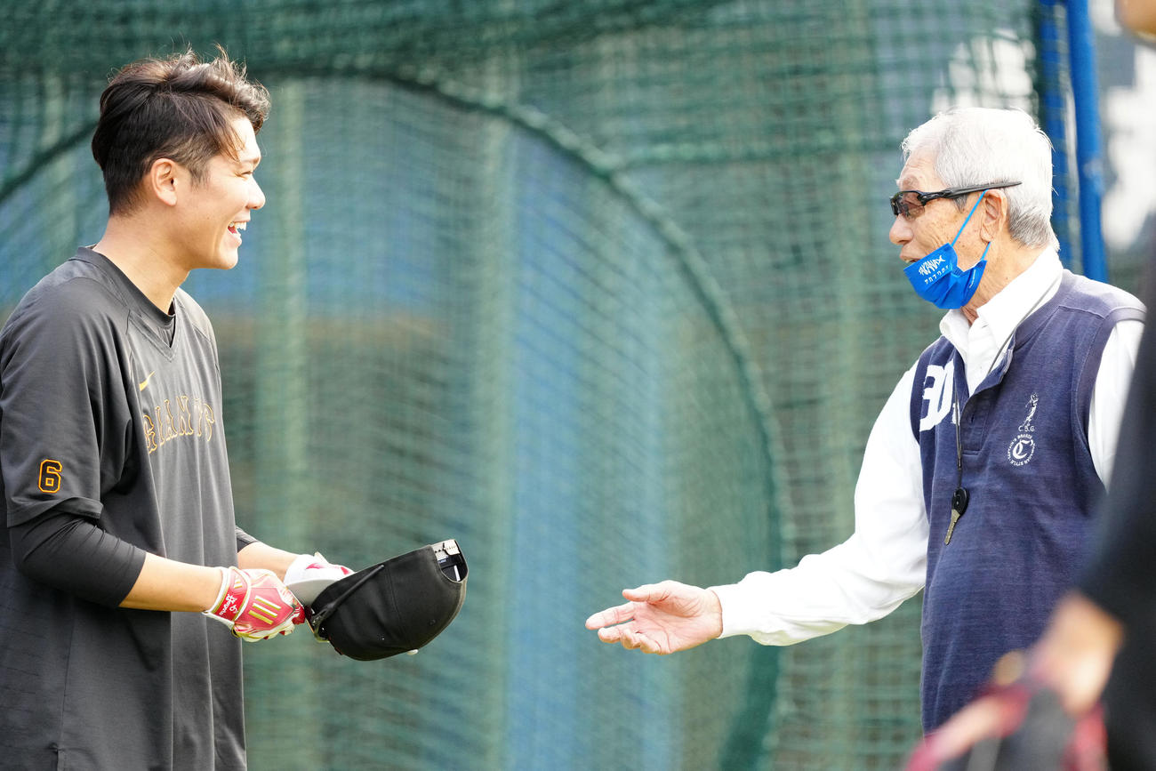 DeNA対巨人　試合前練習中、権藤氏（右）と言葉を交わす巨人坂本（撮影・江口和貴）