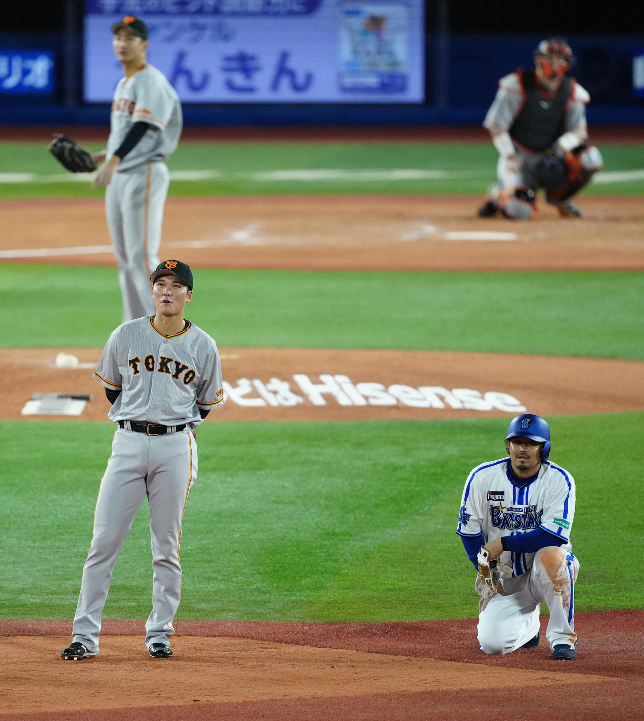DeNA対巨人　4回裏DeNA2死、二塁打の判定でリプレー検証となり、映像を確認する宮崎。左は遊撃手坂本（撮影・江口和貴）