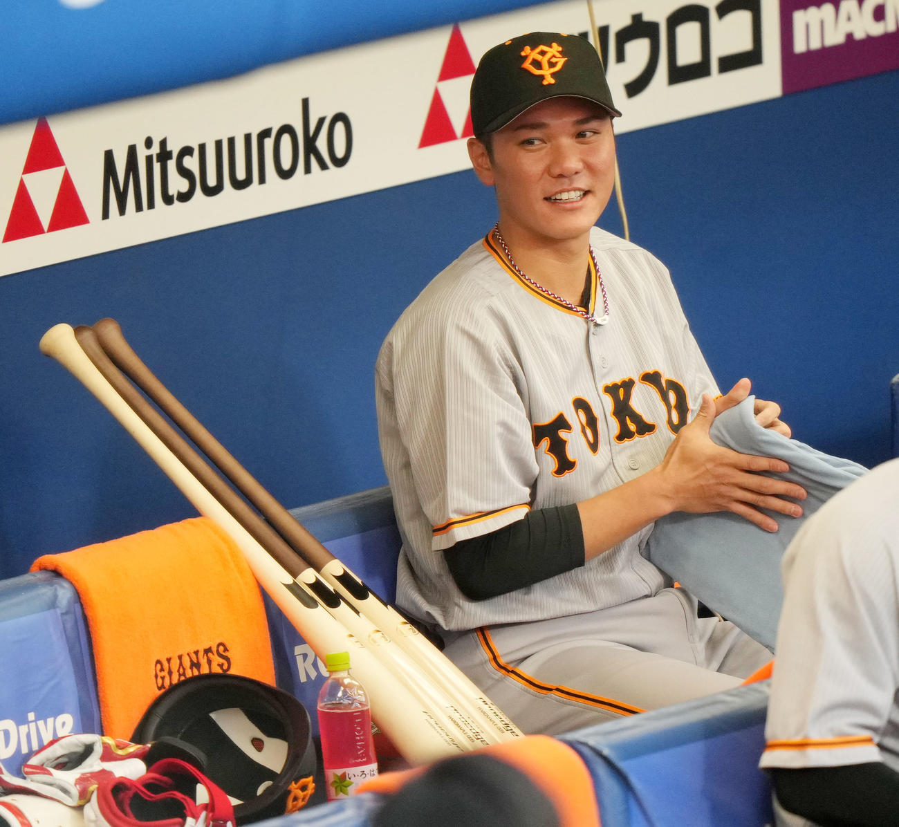 DeNA対巨人　ベンチにバットを3本置く巨人坂本（撮影・横山健太）