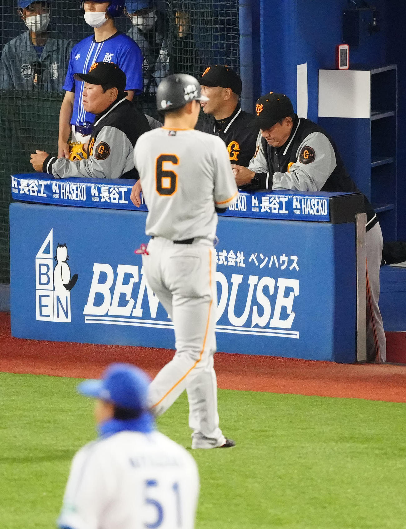 DeNA対巨人　3回表巨人無死、坂本（手前）が右飛に倒れ、ベンチで厳しい表情の原監督（右）（撮影・江口和貴）