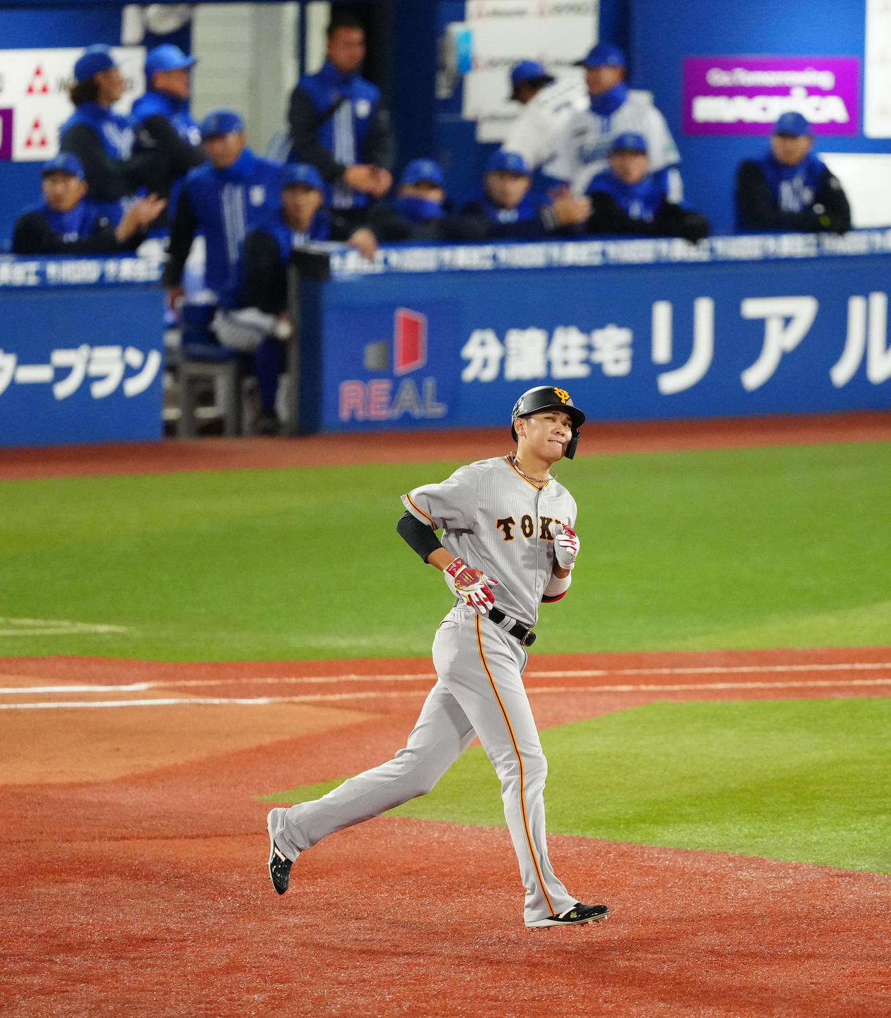 DeNA対巨人　3回表巨人無死、右飛に倒れた坂本（撮影・江口和貴）