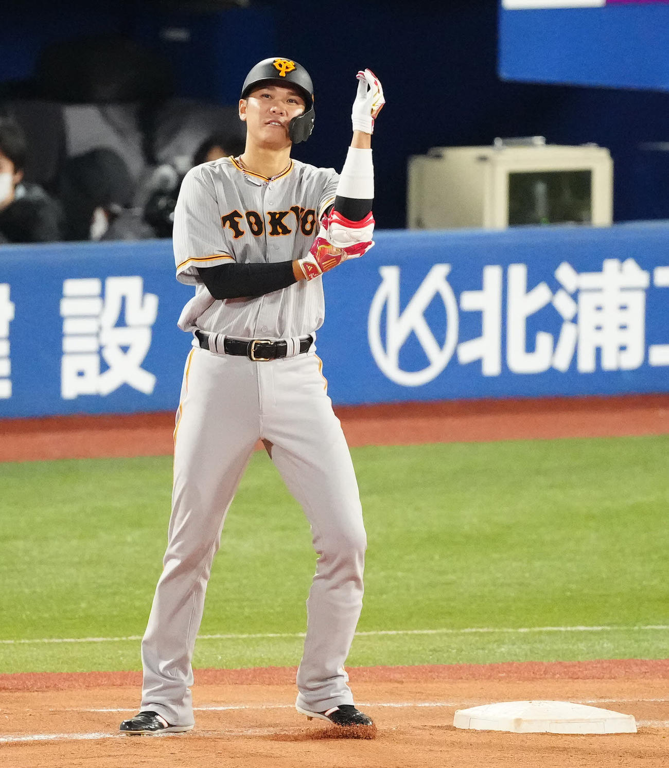 DeNA対巨人　8回表巨人2死、投ゴロに倒れた坂本（撮影・江口和貴）