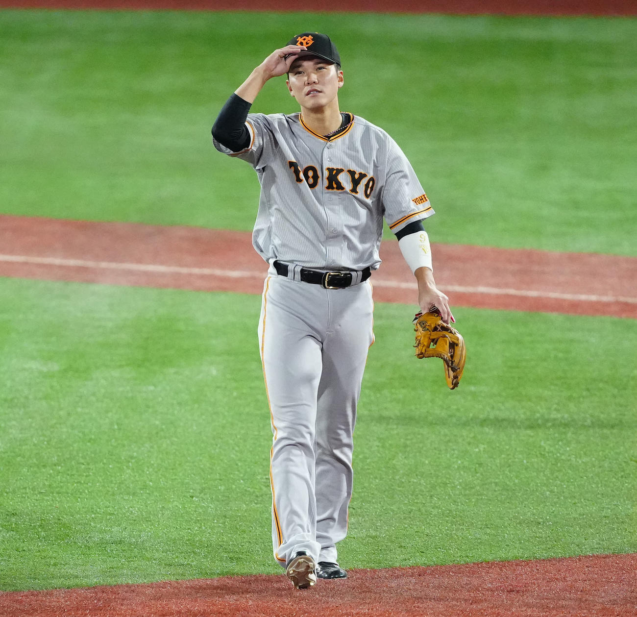 DeNA対巨人　5回表巨人1死一塁、併殺に倒れた坂本（撮影・江口和貴）