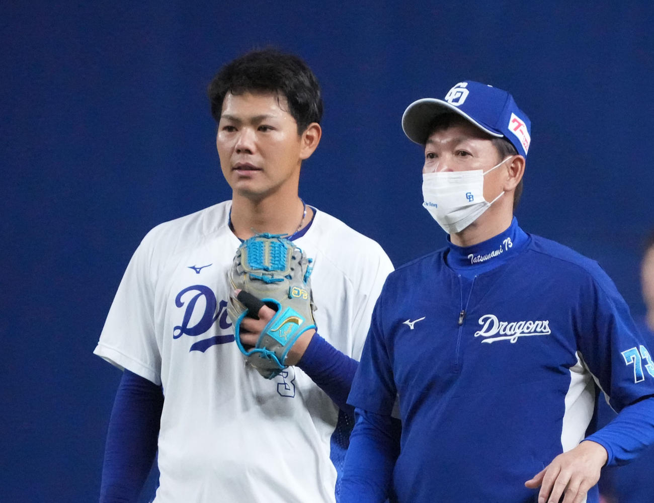 中日高橋周平（左）と高橋周平（2022年撮影）