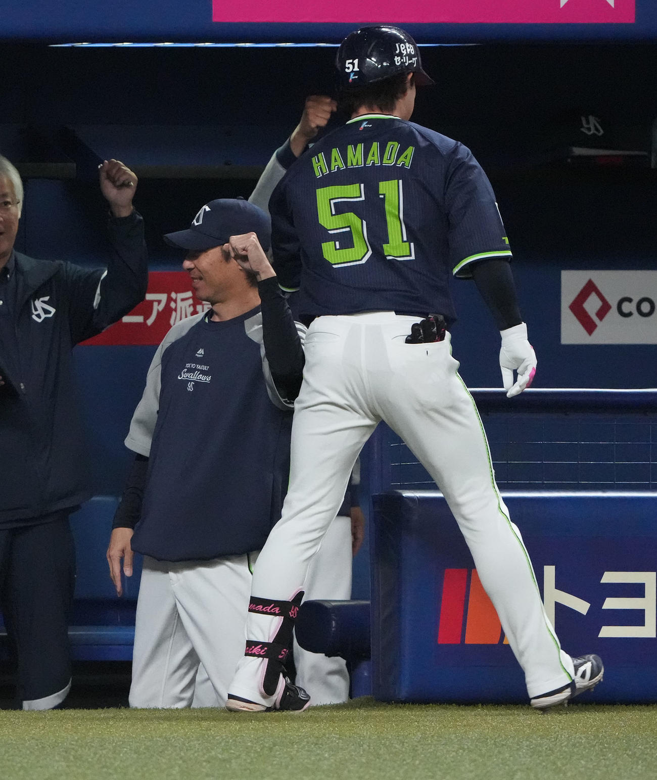 中日対ヤクルト戦　1回表ヤクルト1死、本塁打を放った浜田を迎える高津監督（中央）（撮影・森本幸一）