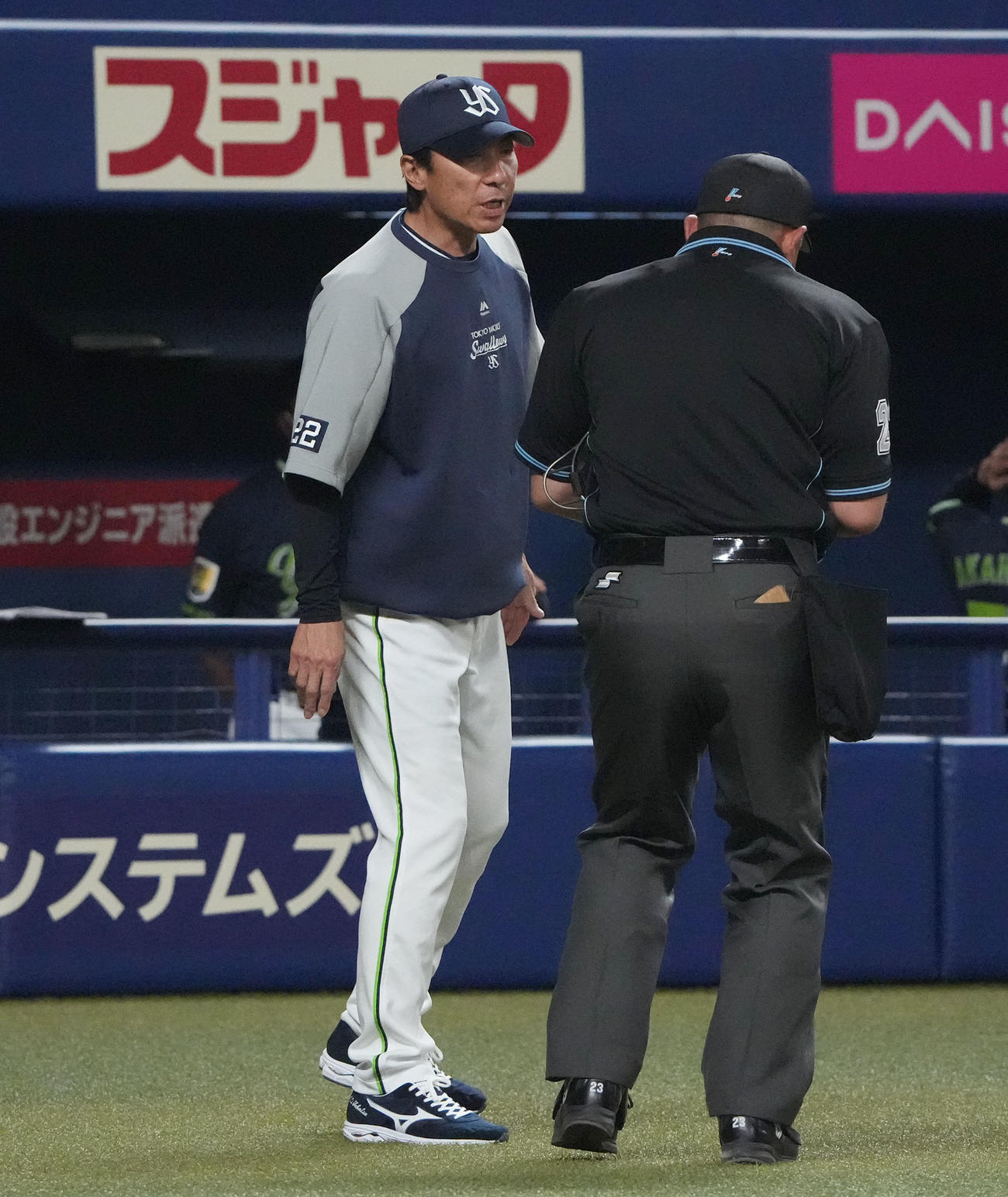 中日対ヤクルト戦　3回裏中日2死一塁、投手交代を告げる高津監督（左）（撮影・森本幸一）
