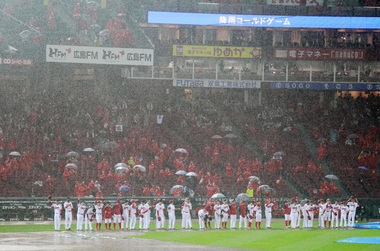広島対阪神　阪神にコールド勝利し雨の中スタンドへあいさつする広島ナイン（撮影・加藤哉）