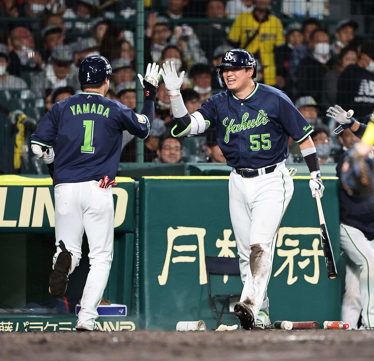 阪神対ヤクルト　8回表ヤクルト1死一塁、中越えに勝ち越し2点本塁打を放った山田（左）を笑顔で出迎える村上（撮影・上田博志）