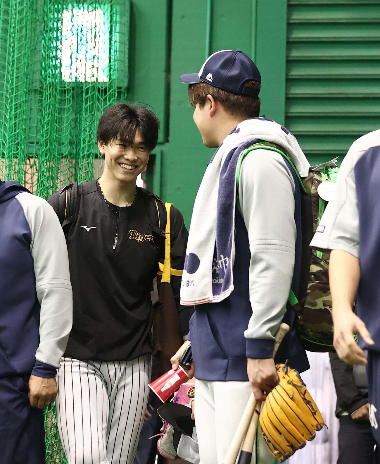 阪神対ヤクルト　村上（右）に笑顔であいさつをする湯浅（撮影・上田博志）