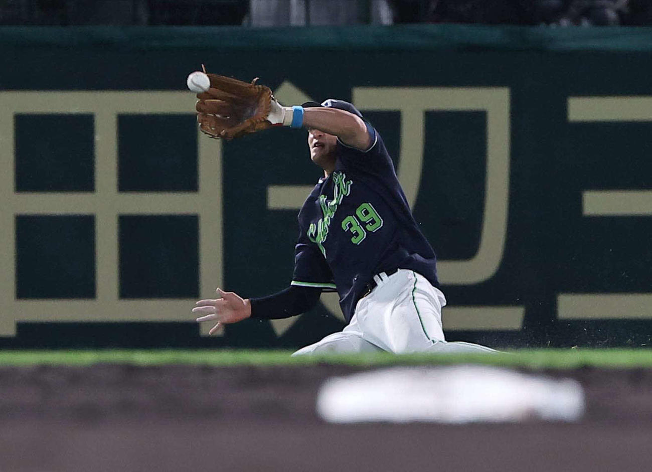 阪神対ヤクルト　3回裏阪神2死、宮本は中野の左飛を好捕する（撮影・上田博志）