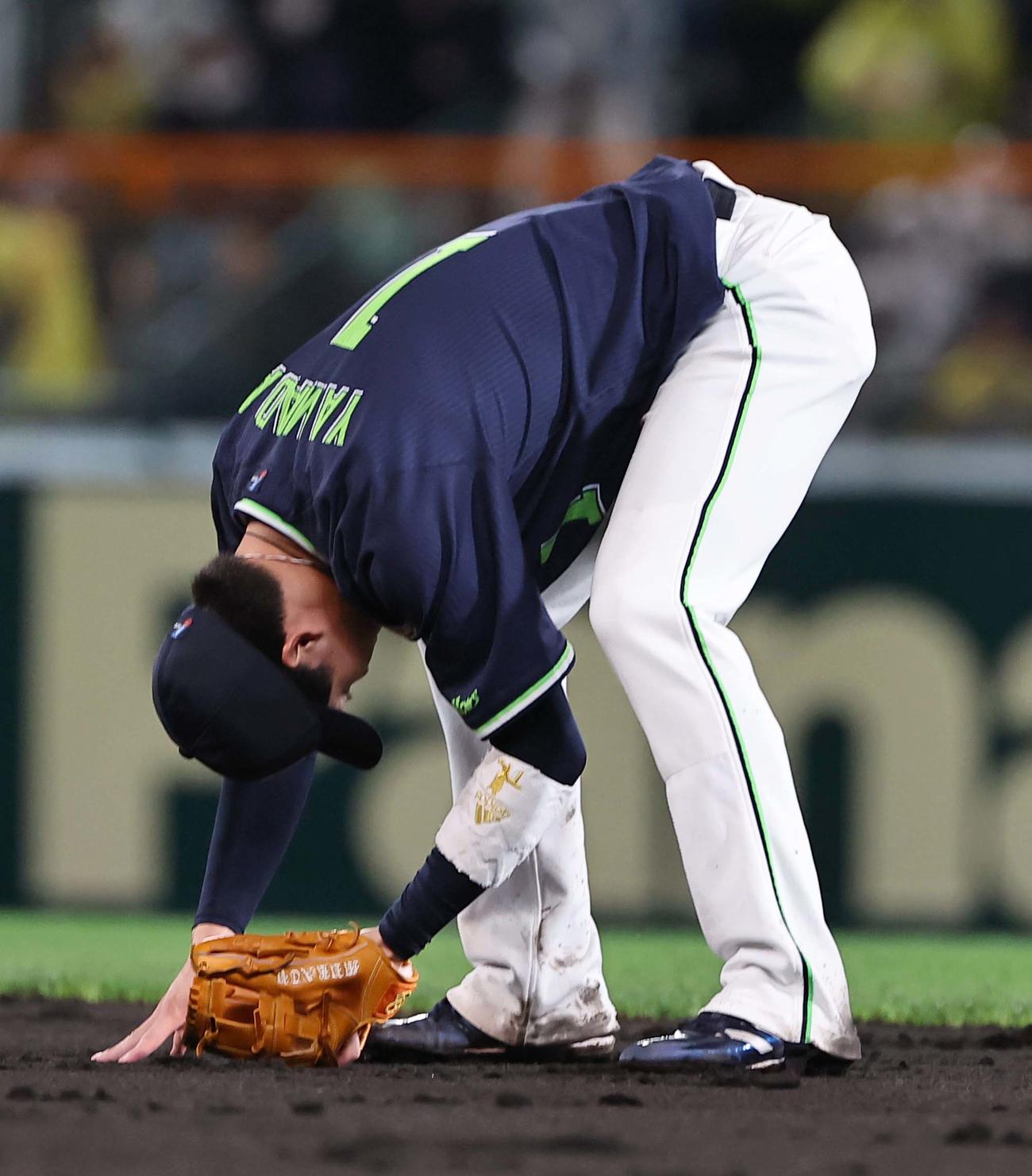 阪神対ヤクルト　4回裏阪神2死、山田は佐藤輝の打球をエラーする（撮影・上田博志）