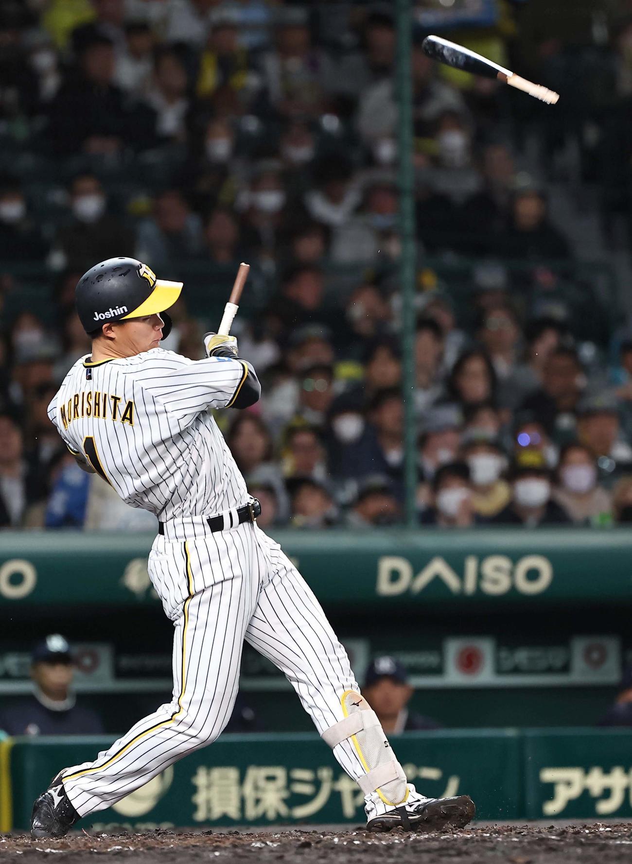 阪神対ヤクルト　4回裏阪神2死一塁、森下はバットを折られて三ゴロに倒れる（撮影・上田博志）