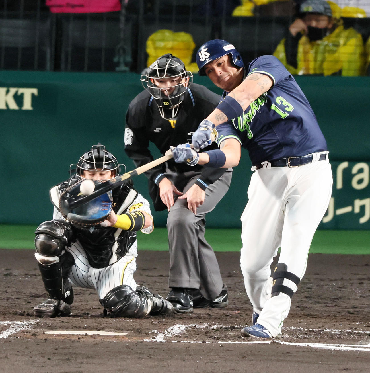 阪神対ヤクルト　7回表ヤクルト無死、オスナは中越えソロ本塁打を放つ。投手は青柳（撮影・加藤哉）