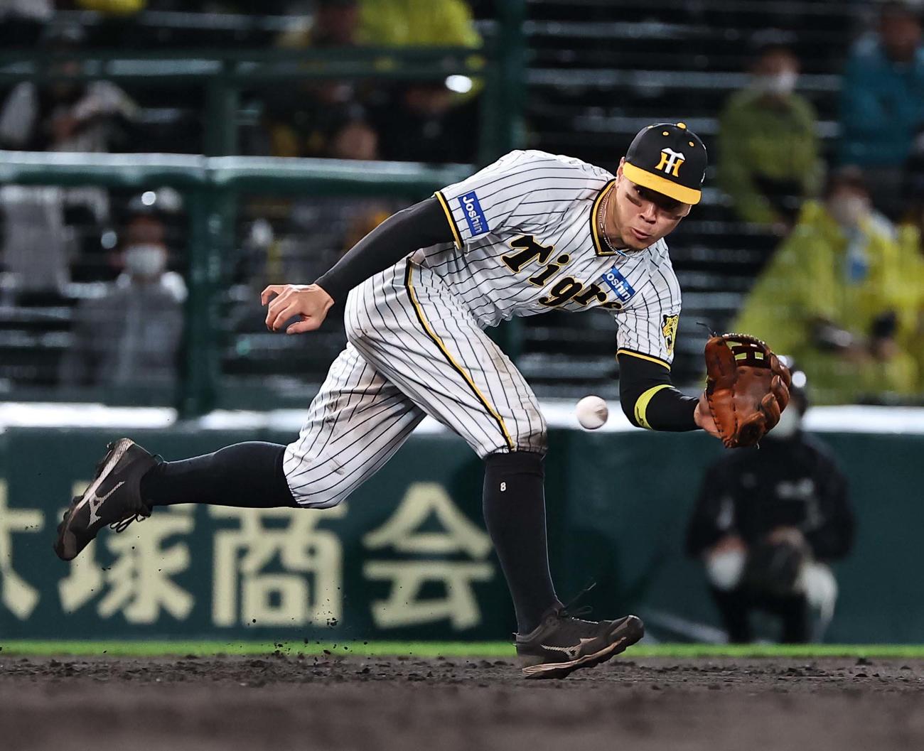 阪神対ヤクルト　7回表ヤクルト1死、サンタナの三ゴロを軽快にさばく佐藤輝（撮影・上田博志）