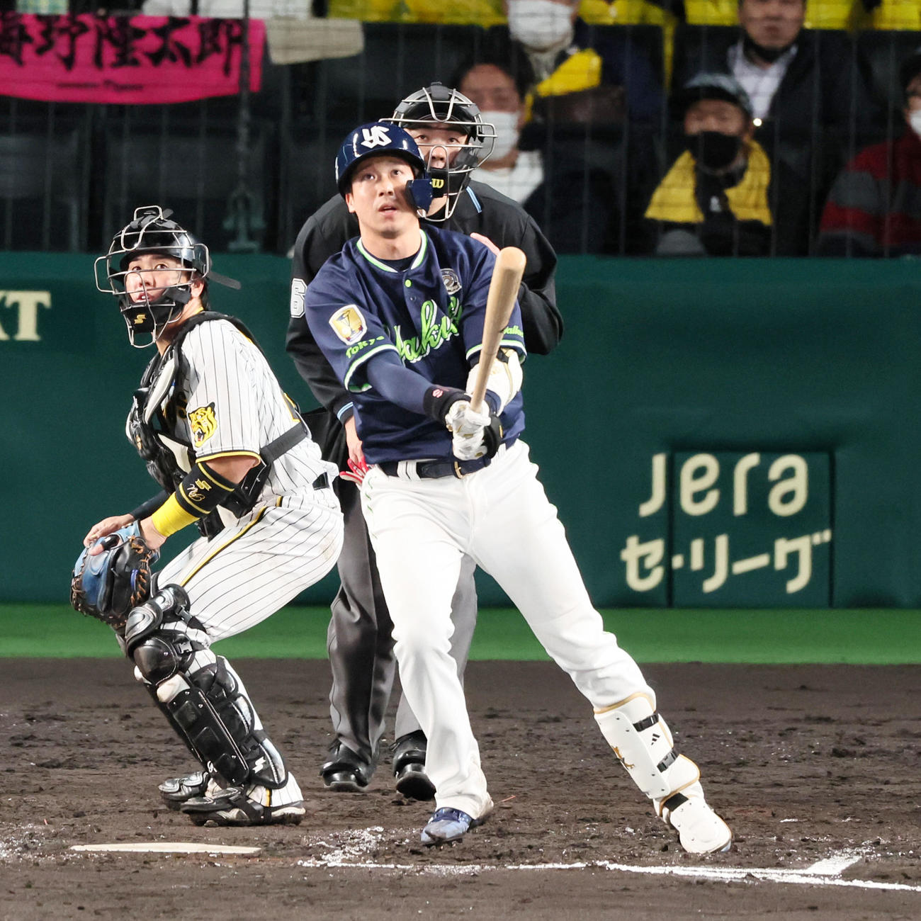 阪神対ヤクルト　8回表ヤクルト1死一塁、山田は中越え2点本塁打を放つ（撮影・加藤哉）