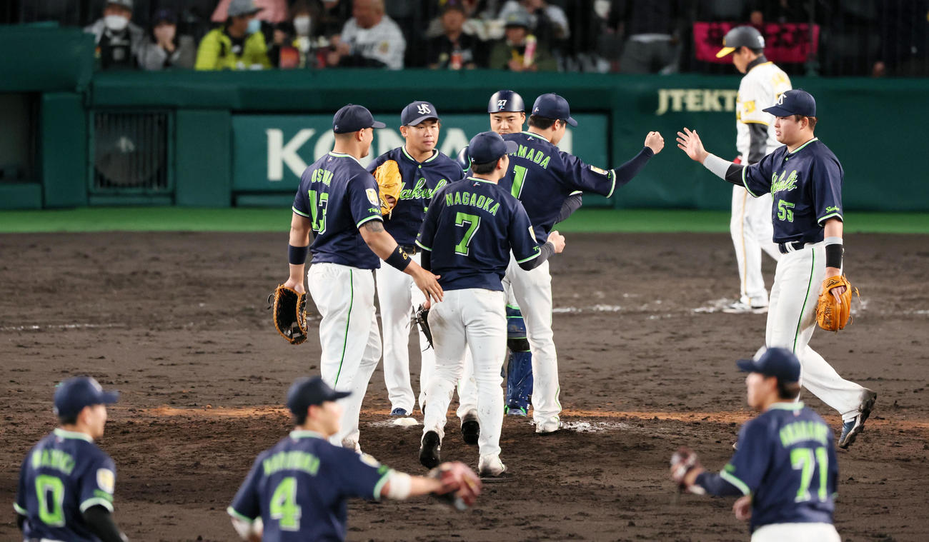 阪神対ヤクルト　阪神に勝利しマウンドでタッチするヤクルトナイン（撮影・加藤哉）