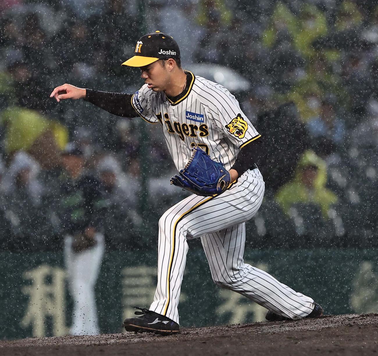 阪神対ヤクルト　滑るマウンドで投球する青柳（撮影・上田博志）