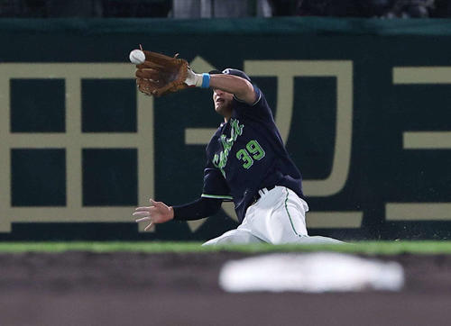 阪神対ヤクルト　3回裏阪神2死、宮本は中野の左飛を好捕する（撮影・上田博志）