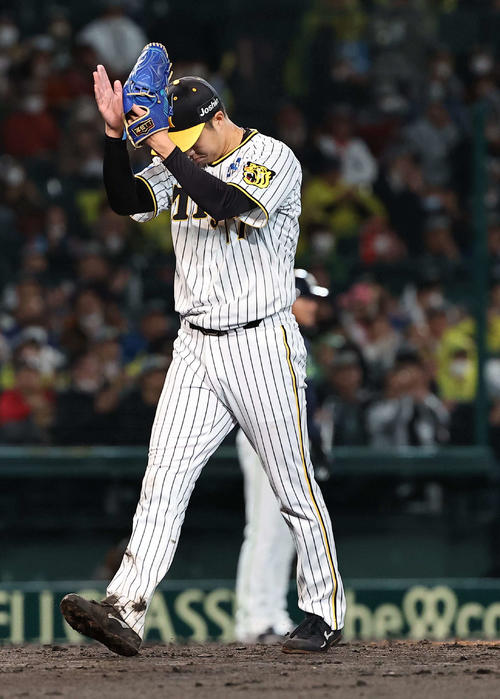 阪神対ヤクルト　4回表ヤクルト1死一、二塁、青柳はオスナを遊撃併殺打に打ち取りグラブを叩く（撮影・上田博志）