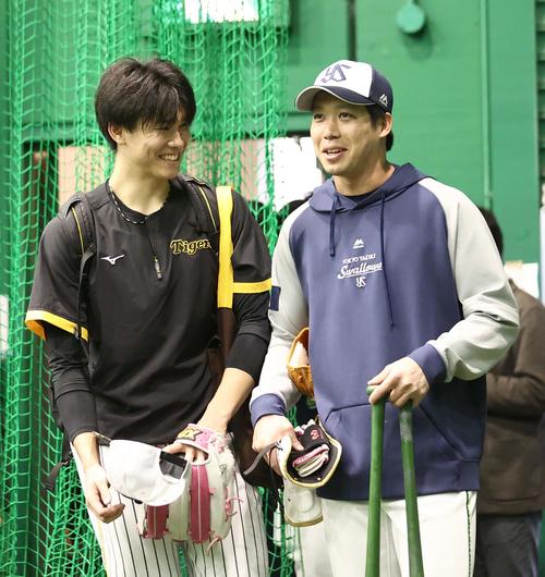 阪神対ヤクルト　山田（右）に笑顔であいさつをする湯浅（撮影・上田博志）