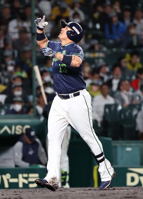 阪神対ヤクルト　7回表ヤクルト無死、オスナは中越え同点本塁打を放つ（撮影・上田博志）